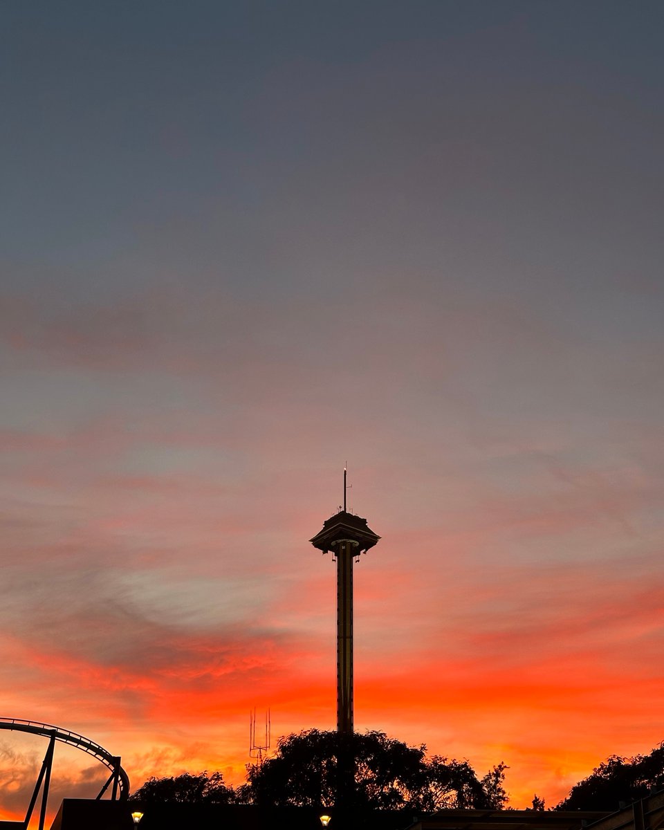 Portaventura_ES's tweet photo. Atardeceres + Nuestro skyline = Combo perfecto 🤩 😍 
❤️ Like si estáis de acuerdo 😉 https://t.co/8AeeIEH8Lc