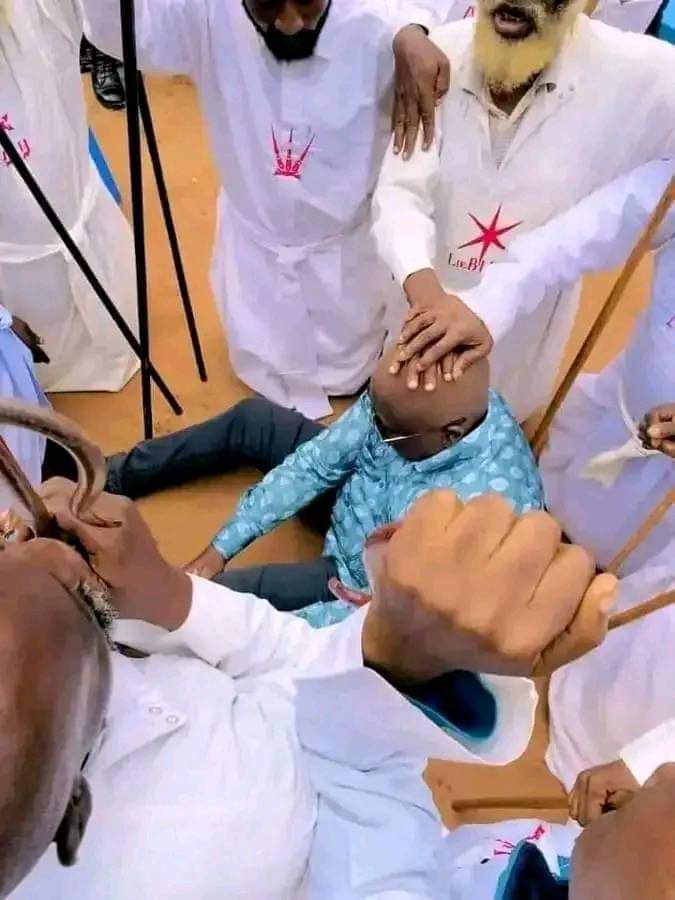 Eish!!! Président ya soni vraiment...
Lorsqu'on est Président d'un pays , le pouvoir nous est déjà donné
On a le pouvoir 
sur les hommes
sur les fleuves
sur les arbres
sur les forêts
sur les animaux 
Etc...de ce pays
Mais oyo mokonzi ya ndenge nini bavandisi mataku na ye na se.