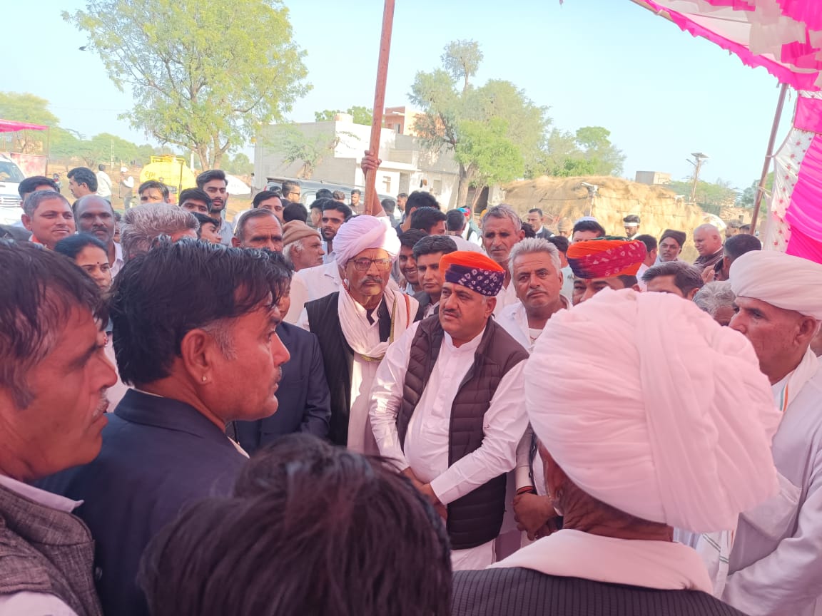 papuramdara's tweet photo. #अरटीया_खुर्द 

विधानसभा क्षेत्र की ग्राम पंचायत अरटीया खुर्द में अपनो के साथ.....

#आपणों_भोपालगढ़_आपणों_परिवार #Bhopalgarh #geetabarwar https://t.co/pt1crXUm0I