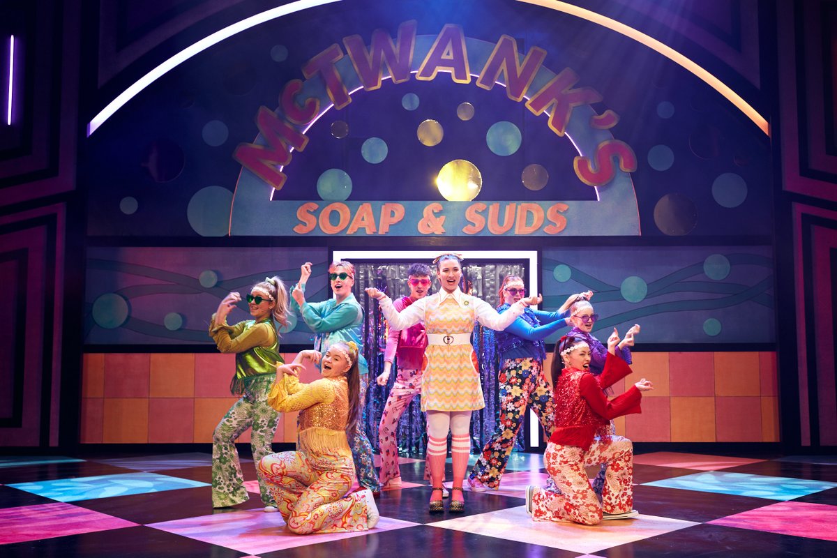 Macrobert's tweet photo. And it's a BIG juicy โญ๏ธโญ๏ธโญ๏ธโญ๏ธโญ๏ธ from @joycemcm @scotsman_arts for #Aladdin
"a riotous and brilliantly crafted show that delivers all the heart-warming Christmas joy and fun an audience could possibly need" ๐๐๐๐๐ @TheScotsman
๐๐
๐โ๏ธโ๏ธ
๐ธ @peterDibdin Photographer https://t.co/Kpw3irLDNr