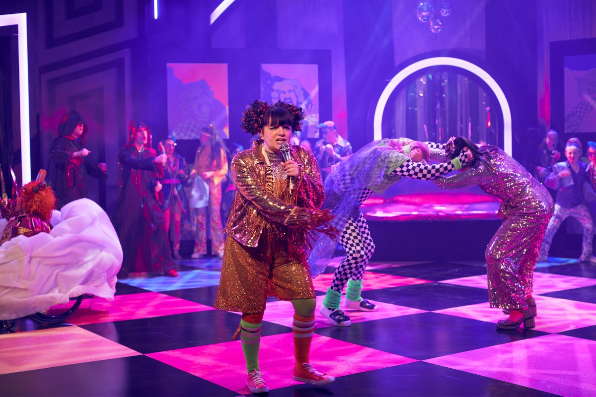 Macrobert's tweet photo. And it's a BIG juicy โญ๏ธโญ๏ธโญ๏ธโญ๏ธโญ๏ธ from @joycemcm @scotsman_arts for #Aladdin
"a riotous and brilliantly crafted show that delivers all the heart-warming Christmas joy and fun an audience could possibly need" ๐๐๐๐๐ @TheScotsman
๐๐
๐โ๏ธโ๏ธ
๐ธ @peterDibdin Photographer https://t.co/Kpw3irLDNr