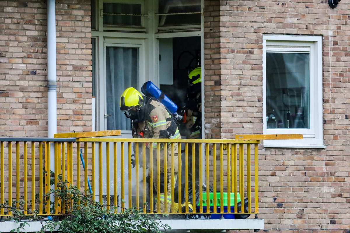 JeltePoppe's tweet photo. #VincentvanGoghlaan #Vlissingen; Brandweer redt twee kittens bij een kleine brand in een appartement van een flat. De brandweer had de brand snel onder controle, en heeft twee kittens uit het huis gered. Het appartement is na de brand nog geventileerd. https://t.co/0ac7Y55YPq