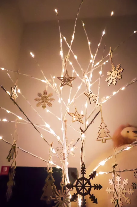 誕生日プレゼントでもらった木にオーナメントつけた  花瓶ないから部屋のその辺に転がってた瓶に挿した