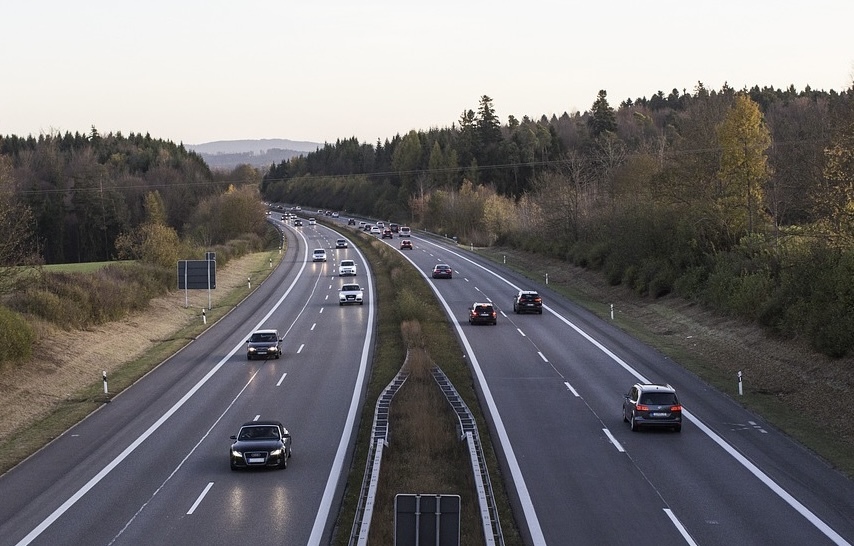 ⚠️ Si sales de viaje este puente, revisa antes tu vehículo🚙, consulta la previsión del tiempo y prudencia al volante. En la montaña ⛰️ planifica la ruta y procura volver antes del ocaso 🌅. Siempre el móvil cargado para avisar al 112. + Info: c.madrid/po2b5 #ASEM112