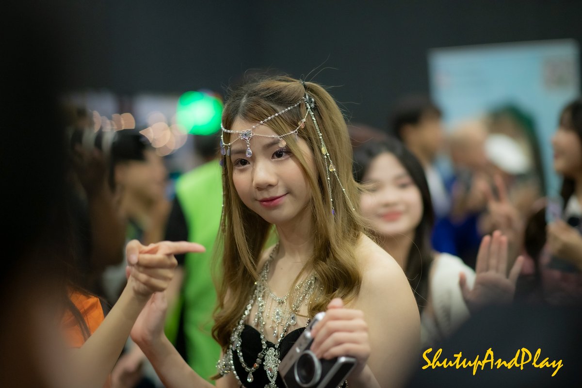 ohyuta's tweet photo. วันอาทิตย์ที่ 3 ธันวาคม 2566       
จะได้เจอกันอีกทีเมื่อไหร่ล่ะ 55            

ป.ล. ISO800  Shutter Speedเหลือ 1/200 หลุดโฟกัสเยอะมาก          

#FameBNK48 #BNK48 #FameQuadlips #Quadlips #BNK48CGM48FanFestival2023 #Unionmall #NikonD850 #85f18 https://t.co/ruGS3oWvzu