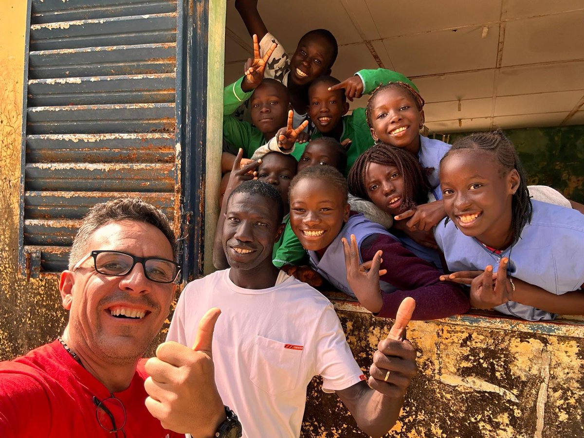 FundacionGE's tweet photo. Recordando los grandes momentos vividos en #Diembering, Senegal 🧡 
Gracias a @DSR_Balears pudimos ayudar a 300 personas de #Diembering con chequeos dentales, ¡dándoles el cariño que se merecen! 🥰    

¿Colaboras con nosotros? ➡️ https://t.co/WeA7beIQDO https://t.co/HWJmKt8bel