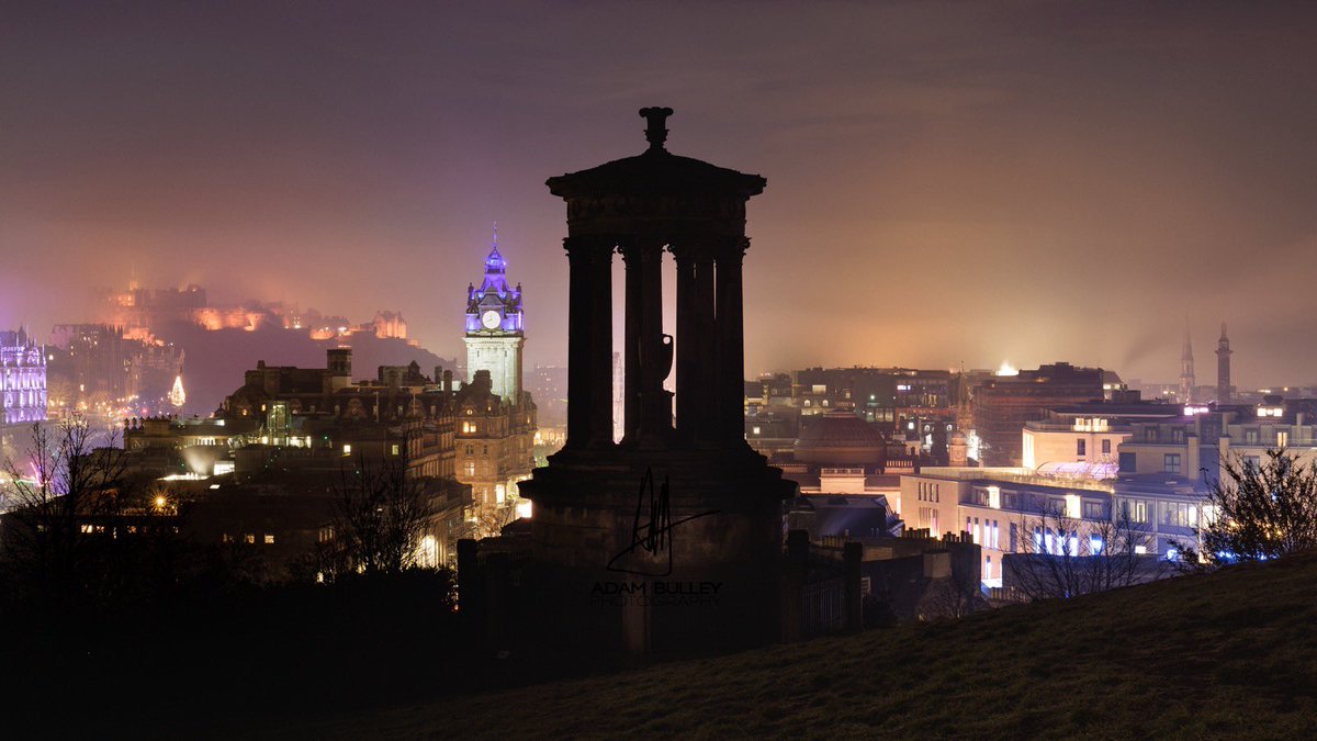 Another shot of #Edinburgh looking very atmospheric on Saturday night. Lovely conditions to capture the city lights @visitscotland @edinburghcastle