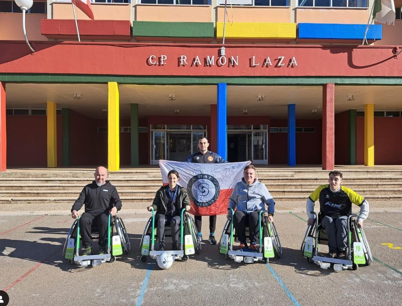 Seguro que os acordáis de nuestro equipo de @aballcantabria.♿⚽

Siguen con sus entrenamientos para conseguir cada día ser mejores jugadores de fútbol en silla de ruedas.👏👏

Aquí os dejamos una foto en su visita a CP Ramón Laza de Cabezón de la Sal. 📸🔥