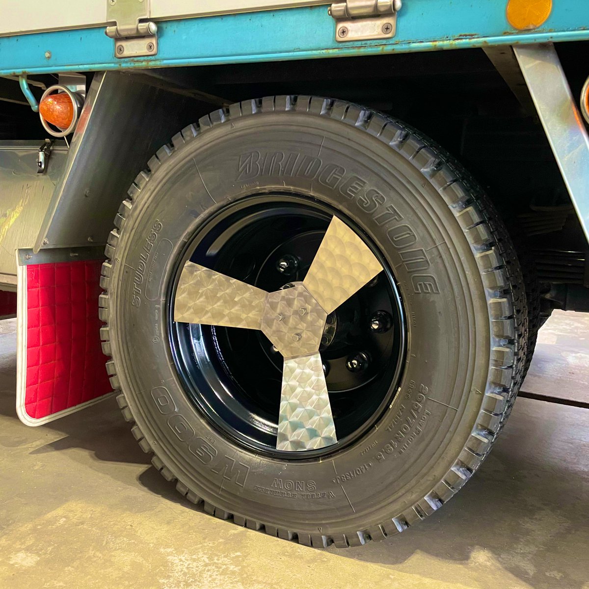 NK_rcg's tweet photo. トラックのスタッドレスは今まで鉄チンだったけど冬期間も仕事のモチベ上げるためにアルミとプロペラ購入🤣

夏はアルコア×スピンナー

冬は住金×黒鉄プロペラ https://t.co/vgbmPVkIkM