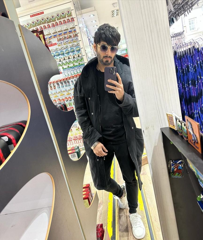 talkingbling's tweet image. Because weekends are made for looking effortlessly handsome!🥵
Checkout Rab se hai dua actor Lokit Phulwani’s weekend photo dump👀
.
.
.
.
#lokitphulwani #weekendphotodump #fashion
#fashionlifestyle #instalike #instagood #instgram #talkingbling