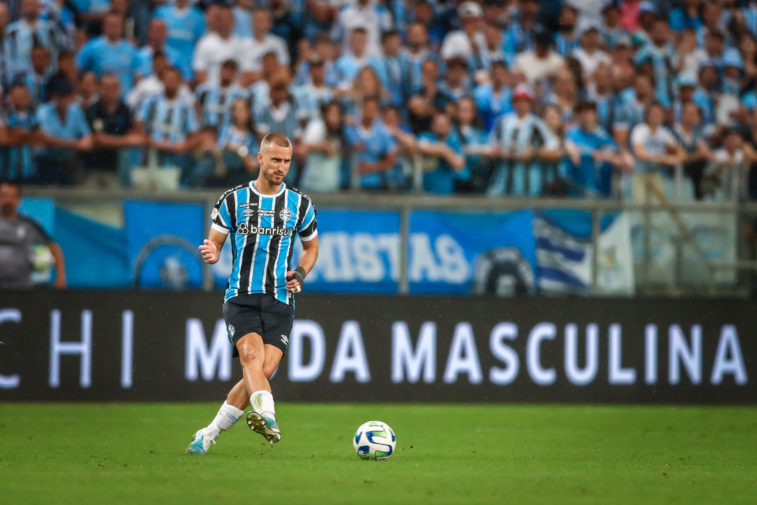 Que honra poder defender a camisa Tricolor ao lado de uma lenda como <a href="/LuisSuarez9/">Luis Suárez</a> 🙌💙🇪🇪   
Ainda mais na Arena lotada, com essa torcida espetacular e com uma grande vitória no nosso último jogo da temporada em casa. 
Da próxima vez espero que não nos anulem o gol 😉