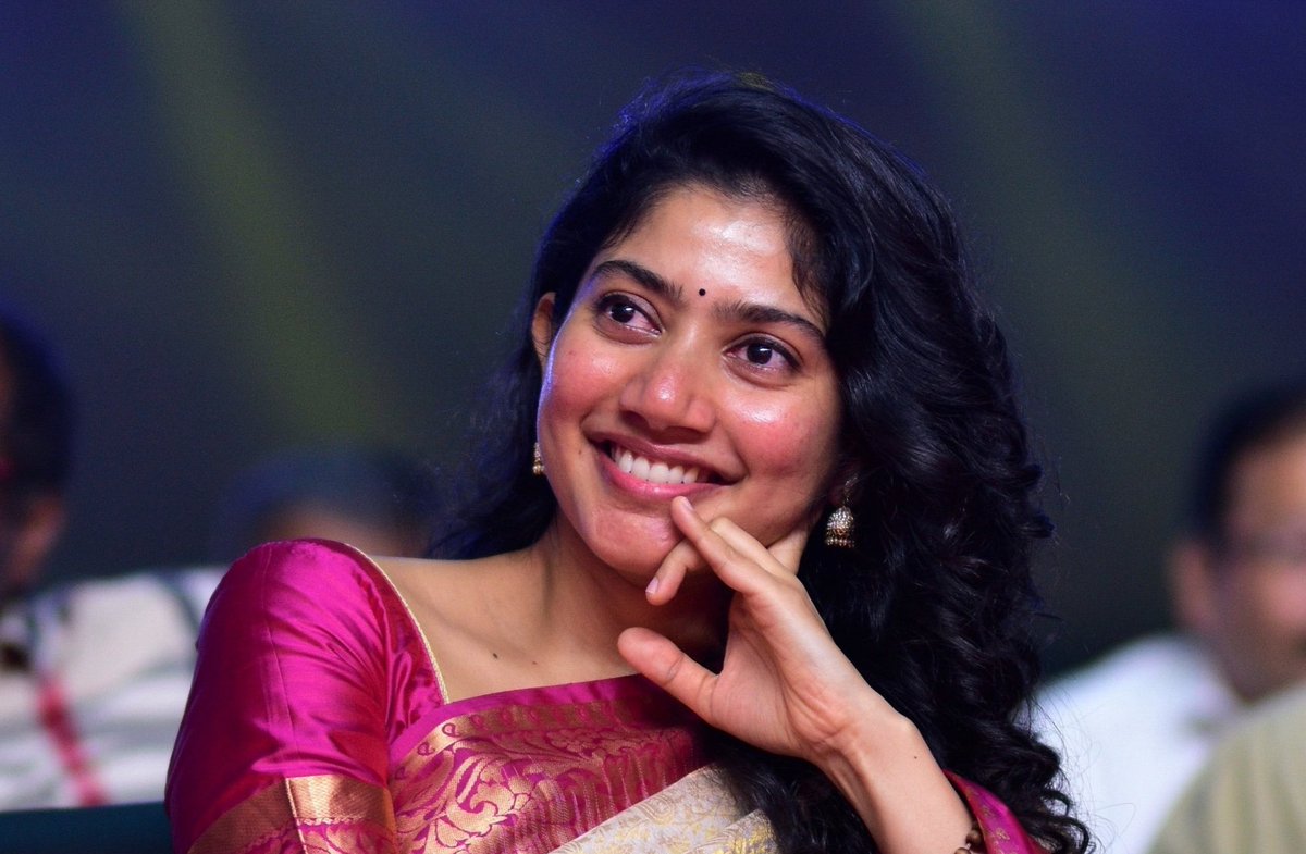 As per reports, Actress #SaiPallavi comes on board for #Yash19 the announcement for film helmed by #GeethuMohandas to be made on December 8th at 9:55 AM ! 

The music composed by #CharanRaj