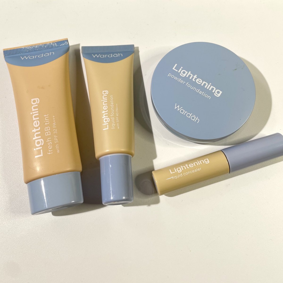 dapetin complexion secakep ini pake produknya wardah lightening series, per produknya cuma 50rb-an aja, pemula makeup wajib cobain 👍