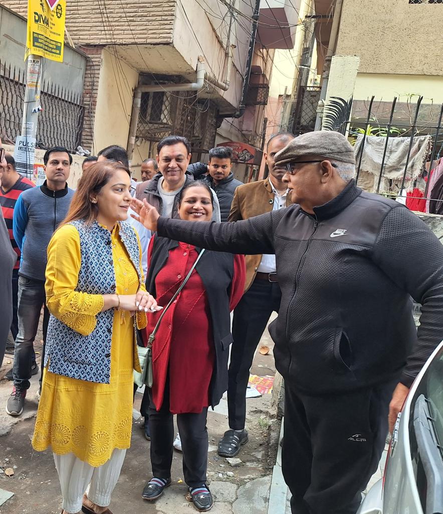 OberoiShelly's tweet photo. पटेल नगर में आज निवासियों से मिली और लगातार चल रहे सफ़ाई अभियान का निरीक्षण किया।

मख्यमंत्री @ArvindKejriwal जी के नेतृत्व में दिल्ली को साफ़ करने और रखने में हम सबकी भूमिका अहम रहेगी।

#AbDelhiHogiSaaf https://t.co/HMMu8wu4DH