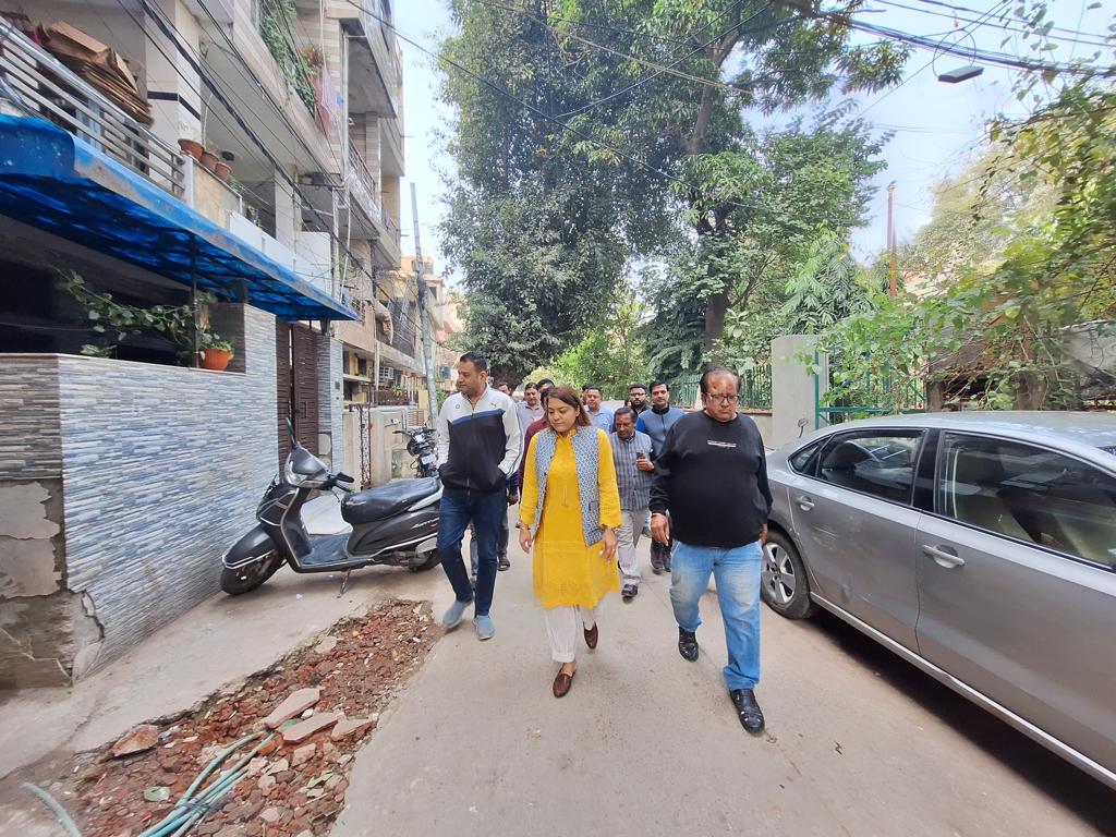 OberoiShelly's tweet photo. पटेल नगर में आज निवासियों से मिली और लगातार चल रहे सफ़ाई अभियान का निरीक्षण किया।

मख्यमंत्री @ArvindKejriwal जी के नेतृत्व में दिल्ली को साफ़ करने और रखने में हम सबकी भूमिका अहम रहेगी।

#AbDelhiHogiSaaf https://t.co/HMMu8wu4DH
