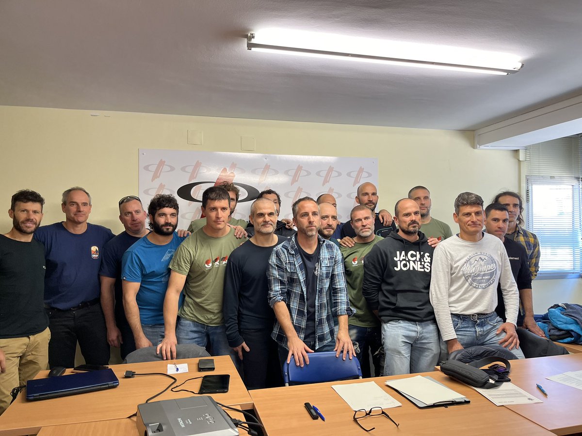 Avui  el #CPCLleida ha acollit una roda de premsa conduïda per un grup de bombers Graf que han presentat el “Manifest Graf Lleida” com a resposta a decisió que ha pres la DGPEIS de tancar la base de l’especialitat #GRAF de la seu de Ponent.