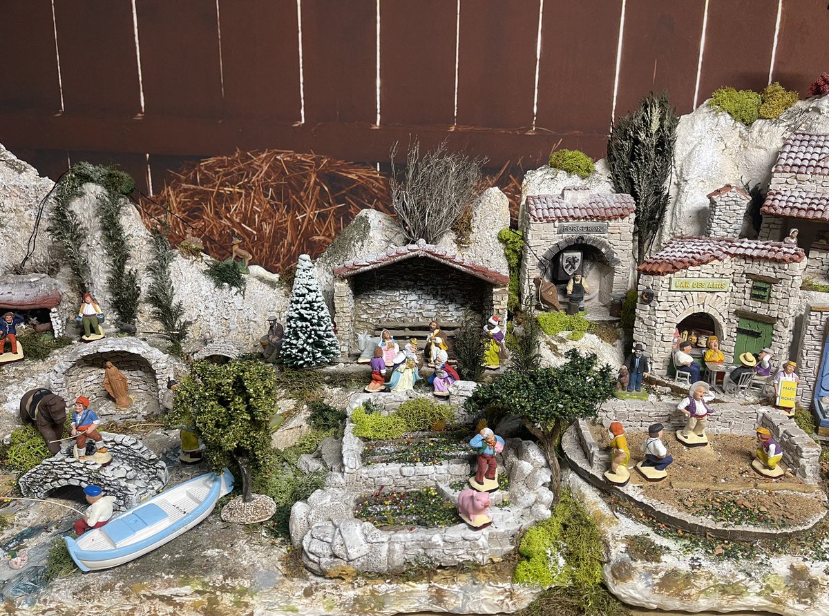 Très attachée aux traditions provençales, j’ai tenu à ce que notre crèche soit placée au sein du Département. 

Plus que jamais, nous devons être fiers de nos racines Judéo-chrétiennes.