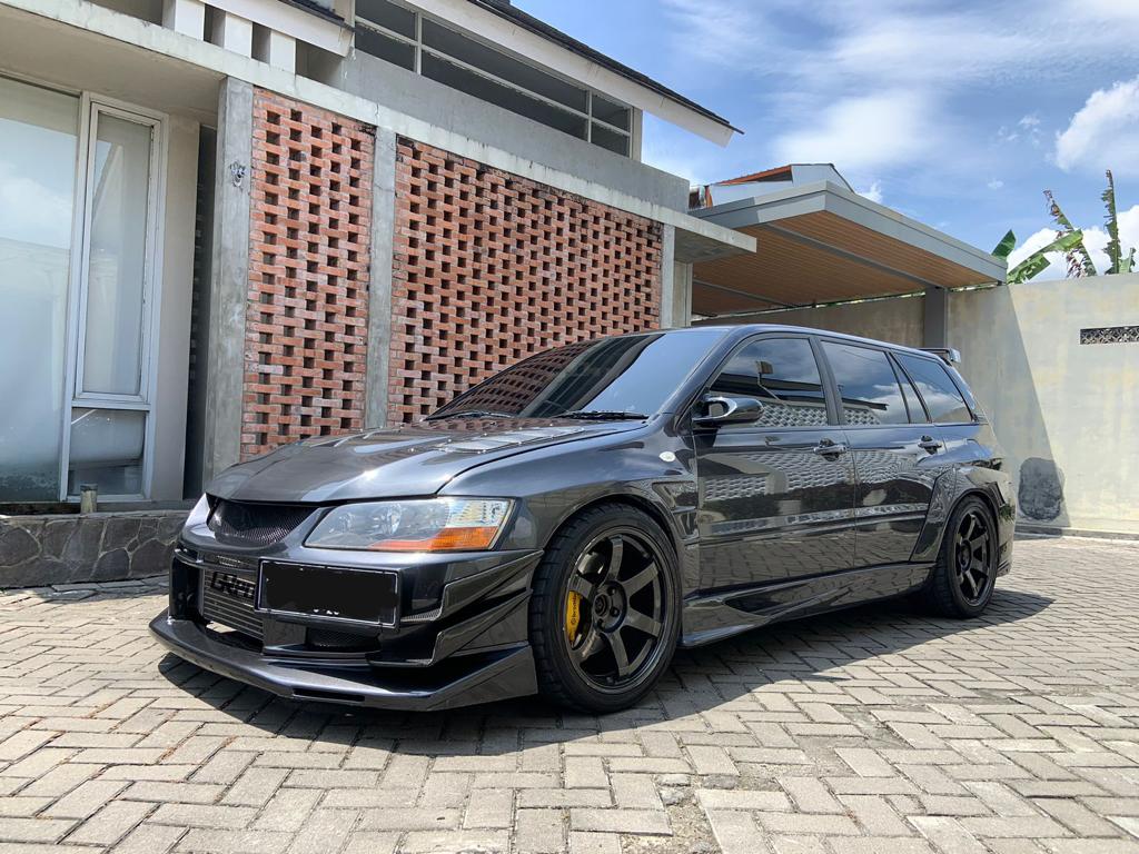 MasMasBiassaa's tweet photo. Mitusbishi Lancer Evo 9 Wagon

Apasih yang kita expect dari sebuah mobil station wagon selain hanya sekedar buat bawa keluarga & bawa barang/belanjaan banyak?

Memang, mobil ini terlahir dari sharing platform dengan Mitsubishi Evo 9, tapi menariknya, dengan body yang lebih panjang, Evo Wagon ini memiliki akselerasi yang lebih kenceng dibandingkan dari si Evo Sedan itu sendiri
 
Mobil yang sangat cocok buat dijadikan mobil antar jemput anak buat sekolah, karena dengan bawa nih mobil, vibes NFS-nya sangat berasa.

Iya... NFS, Need For School

Dijual
the ultimate Rare Unit, 1 of 2500 unit saja

Spec•
- engine evo 9 non mivec A/T
- Voltex body parts
- Spion rallyart carbon
- Varis diffuser original
- Turbo evo 9 MR
- Header custom
- Exhaust set titanium
- Cyber blowoff
- Radiator RST
- Intercooler GReddy
- Strutbar HKS
- Speedometer rallyart
- Rays TE37 R18 w/ champiro sx2 265/35/18
- BBK original brembo

Price : 8xx Juta Rupiah

https://t.co/9KgdzMcHuX