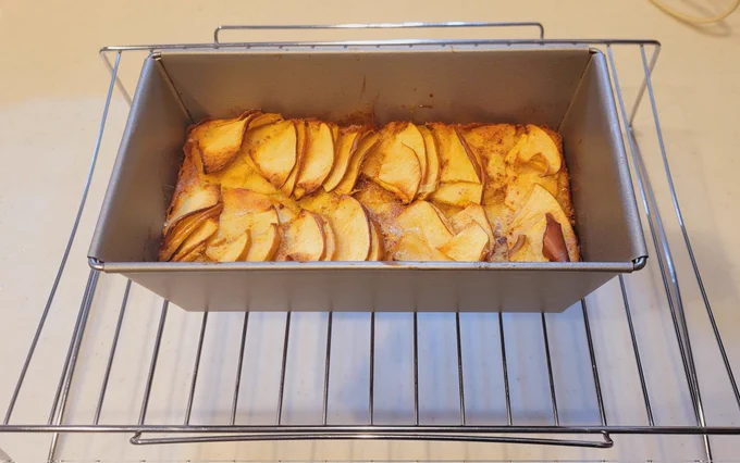 インスタで見かけたガトーインビジブル作ってみましたフランス発祥の混ぜて焼くだけ簡単ケーキだそうです❁⃘*.゜断面を楽しむものみたいなのですがいい感じ自家製水切りヨーグルトを上に乗せてシナモンプラスしました(๑'ڡ'๑)୨んまんま