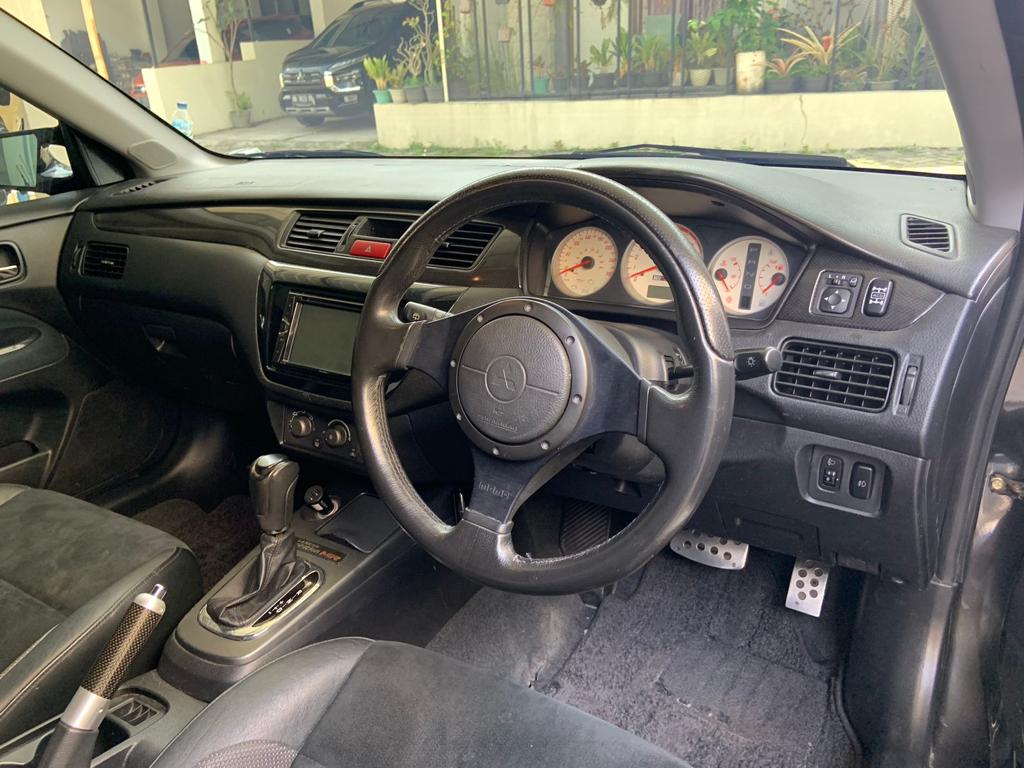 MasMasBiassaa's tweet photo. Mitusbishi Lancer Evo 9 Wagon

Apasih yang kita expect dari sebuah mobil station wagon selain hanya sekedar buat bawa keluarga & bawa barang/belanjaan banyak?

Memang, mobil ini terlahir dari sharing platform dengan Mitsubishi Evo 9, tapi menariknya, dengan body yang lebih panjang, Evo Wagon ini memiliki akselerasi yang lebih kenceng dibandingkan dari si Evo Sedan itu sendiri
 
Mobil yang sangat cocok buat dijadikan mobil antar jemput anak buat sekolah, karena dengan bawa nih mobil, vibes NFS-nya sangat berasa.

Iya... NFS, Need For School

Dijual
the ultimate Rare Unit, 1 of 2500 unit saja

Spec•
- engine evo 9 non mivec A/T
- Voltex body parts
- Spion rallyart carbon
- Varis diffuser original
- Turbo evo 9 MR
- Header custom
- Exhaust set titanium
- Cyber blowoff
- Radiator RST
- Intercooler GReddy
- Strutbar HKS
- Speedometer rallyart
- Rays TE37 R18 w/ champiro sx2 265/35/18
- BBK original brembo

Price : 8xx Juta Rupiah

https://t.co/9KgdzMcHuX