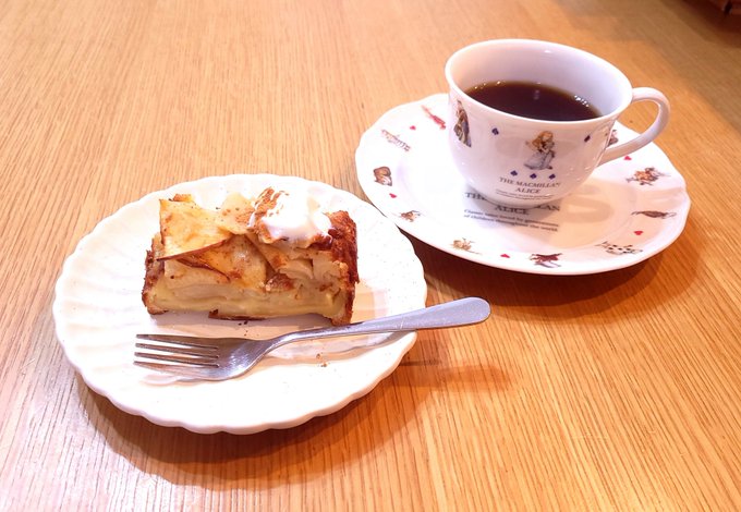 インスタで見かけたガトーインビジブル作ってみましたフランス発祥の混ぜて焼くだけ簡単ケーキだそうです❁⃘*.゜断面を楽しむものみたいなのですがいい感じ自家製水切りヨーグルトを上に乗せてシナモンプラスしました(๑'ڡ'๑)୨んまんま