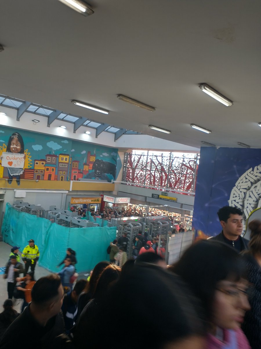 Mafesolanom070's tweet photo. @TransMilenio Como que sin novedad? Y el desastre que hay a la entrada y salida del #PortalAmericas no es una novedad? https://t.co/WbtvfwzYM3
