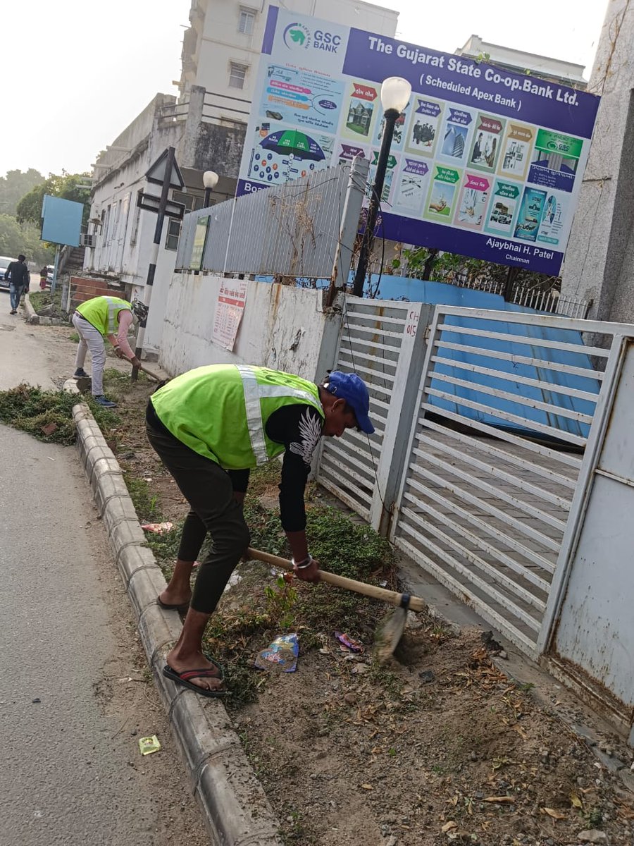 Divyeshbpatel25's tweet photo. Weed Removal Work On Suvidha Complex To Bhimnath Mahadev Mandir Road, Paldi
#AMC #SwachhAmdavad #SwachhGujarat2023 #MyCityMyPride
@PratibhaJainBJP
@AmdavadAMC
@DyMC_WZ 
@AMCommissioner https://t.co/fO28aEwub4