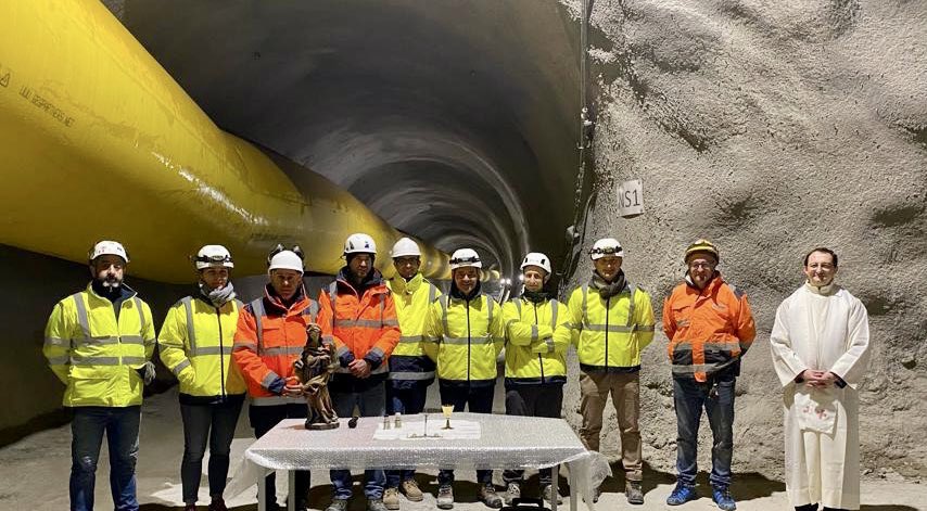 telt_lyonturin's tweet image. 🇮🇹 Il 4 dicembre sui cantieri di tutto il mondo si celebra #SantaBarbara, patrona dei minatori, protettrice degli artificieri e dei mestieri del sotterraneo. In Italia e in Francia, nel cantiere unico della #TorinoLione i lavoratori festeggiano insieme.