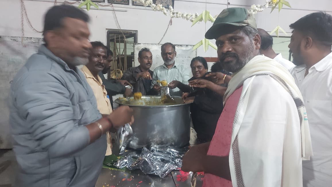 SuryahSG's tweet photo. #Mylaporr BJP in flood relief work. Packing food for distribution. #CycloneMichuang @annamalai_k #ChennaiRains https://t.co/ljyrFlkskz