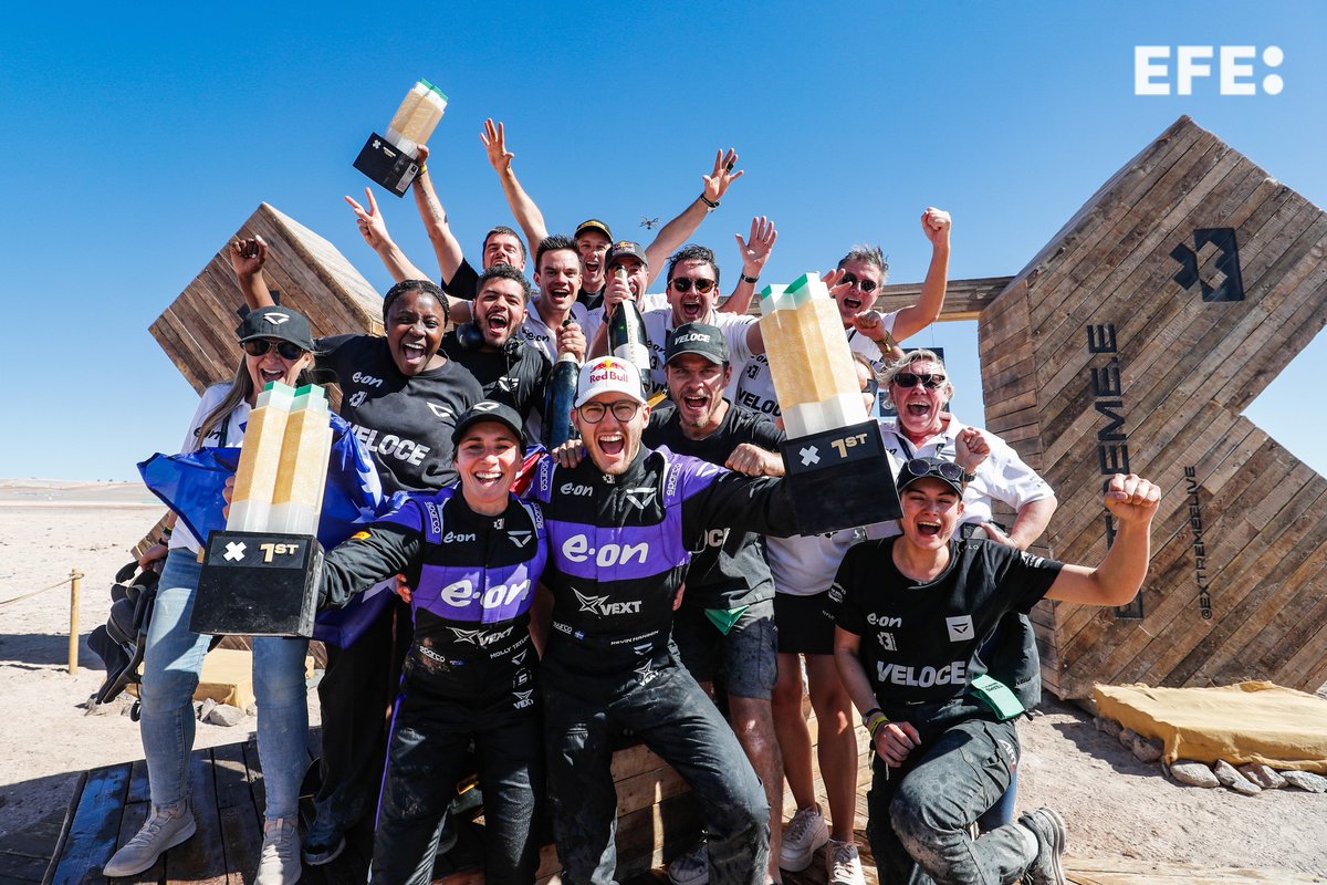 EFEdeportes's tweet photo. #EFEfotos | 🏎️ El equipo @rosbergxracing gana en Chile su segundo título de #ExtremeE

👉 El equipo del Nico Rosberg, excampeón de Fórmula Uno, se consagró en el campeonato de vehículos eléctricos todoterreno 

#CopperXPrix https://t.co/rF2guKVZ8b