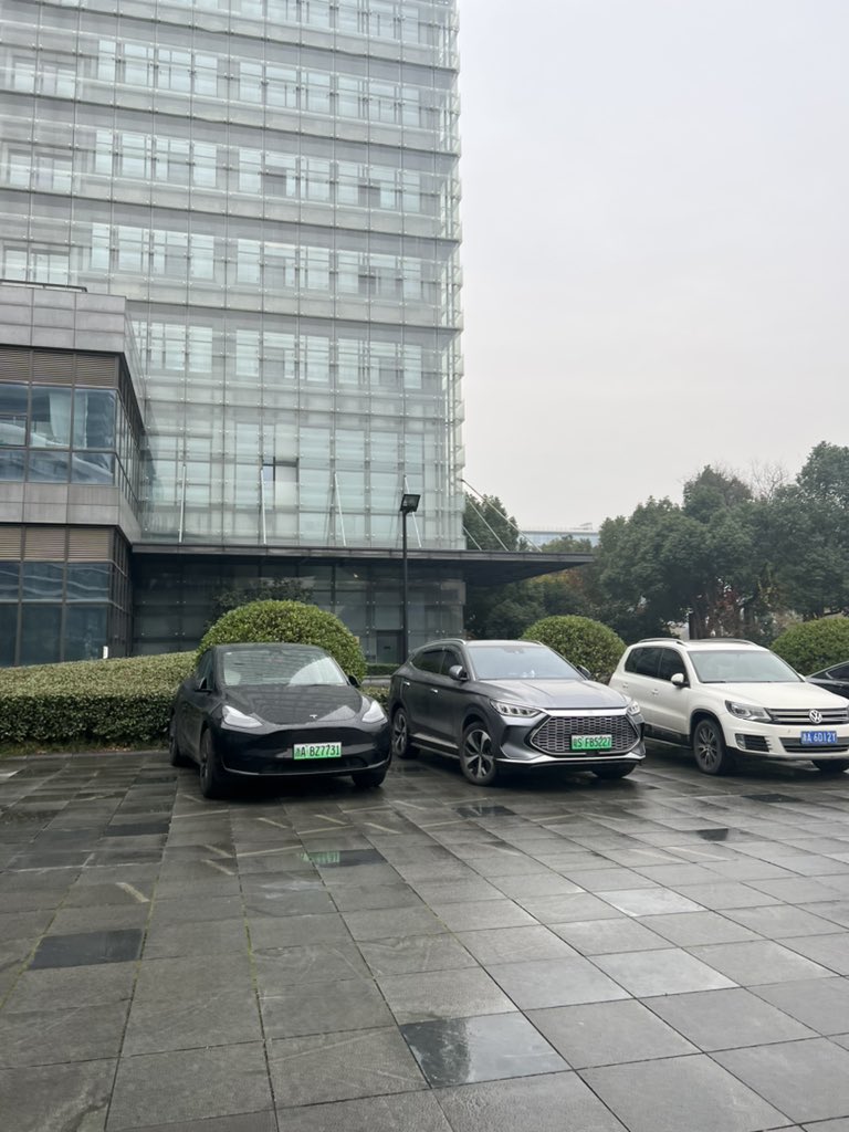 Thread perkara menarik yang saya perhatikan/ belajar sepanjang business trip di Hangzhou, China. Sekadar memori & diari perjalanan di sini…mungkin berguna utk anda juga. 1. Tesla ada di mana-mana. Selang dua tiga buah kereta, jumpa Tesla. 2. Plate warna hijau untuk kereta…