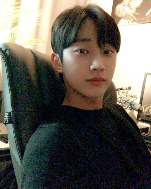 luv_4_J's tweet photo. 자기 방에 있을 때 가장 잘생긴 남자 1위 https://t.co/8FWsS3q8w7