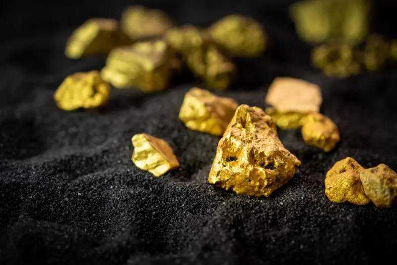 CryptoAndStockM's tweet photo. El #oro supera los 2.100 dólares y alcanza un nuevo récord. 

Los precios del metal amarillo han aumentado durante dos meses consecutivos y el conflicto palestino-israelí ha impulsado la demanda del activo de refugio seguro. https://t.co/59cTuKzJnq