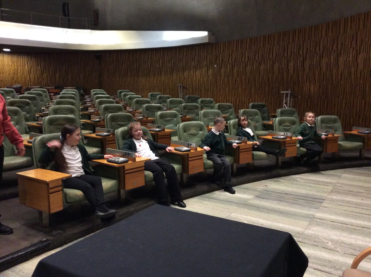 RachelDangerfi2's tweet photo. Pupil Parliament had the most wonderful time visiting the Lord Mayor's chamber this morning! We even got to dress up in important robes and meet Cllr Higgins the Deputy Lord Mayor @Broadwoodschool https://t.co/J1mnOtJwiV