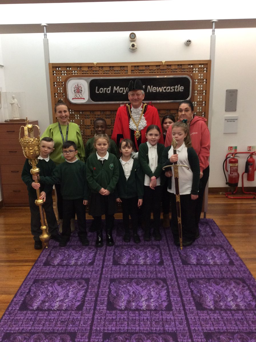 RachelDangerfi2's tweet photo. Pupil Parliament had the most wonderful time visiting the Lord Mayor's chamber this morning! We even got to dress up in important robes and meet Cllr Higgins the Deputy Lord Mayor @Broadwoodschool https://t.co/J1mnOtJwiV