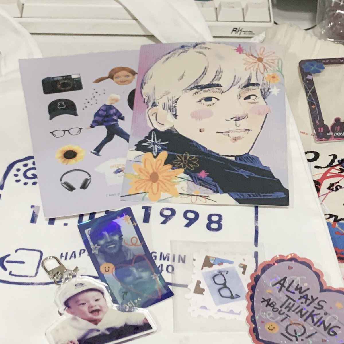 foureveronly's tweet photo. all the cute stuff i got yesterday ㅠㅠ 
#LettersforQ
#XYZ_MNL
and ty for the cutieful gifts @dancemudas &amp; @withlovedeobi 🥺💗 https://t.co/cBuFVwnxVZ