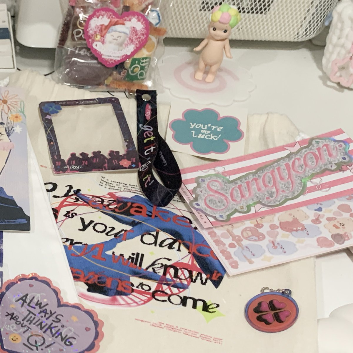 foureveronly's tweet photo. all the cute stuff i got yesterday ㅠㅠ 
#LettersforQ
#XYZ_MNL
and ty for the cutieful gifts @dancemudas &amp; @withlovedeobi 🥺💗 https://t.co/cBuFVwnxVZ