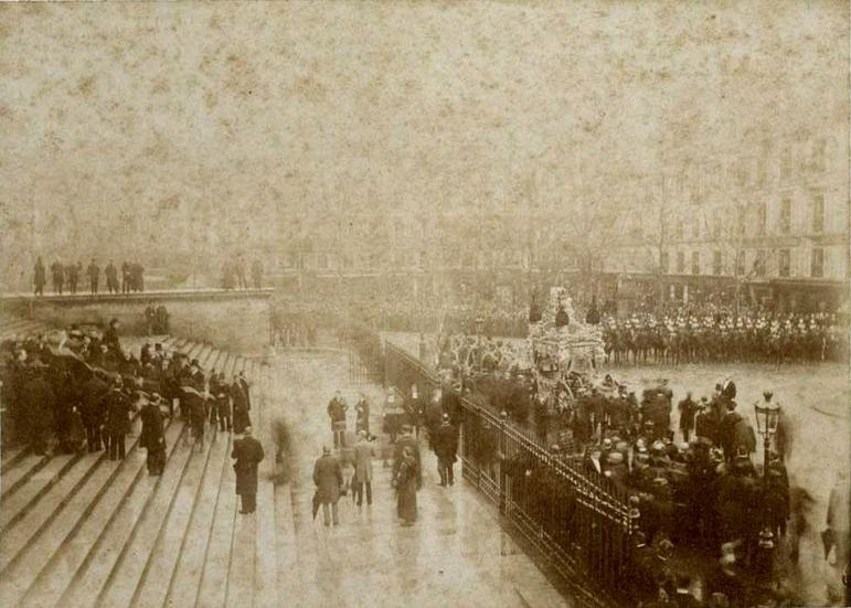 Monarquia1825's tweet photo. 132 anos atrás morria de pneumonia o imperador Pedro II no Hotel Bedford em Paris, França. O monarca viveu 66 anos dos quais 49 foram governando o Brasil. Segundo seu desejo, ele foi enterrado com um saco de terra vindo do Rio de Janeiro. Ele ficou em Portugal só voltando em 22. https://t.co/MpLjzRJKXW