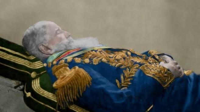 Monarquia1825's tweet photo. 132 anos atrás morria de pneumonia o imperador Pedro II no Hotel Bedford em Paris, França. O monarca viveu 66 anos dos quais 49 foram governando o Brasil. Segundo seu desejo, ele foi enterrado com um saco de terra vindo do Rio de Janeiro. Ele ficou em Portugal só voltando em 22. https://t.co/MpLjzRJKXW