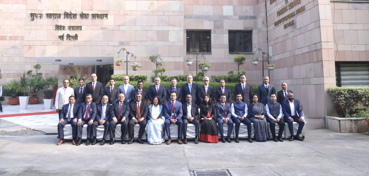 Mid-Career Training Programme-III for 24 senior IFS officers was inaugurated today by Dean(SSIFS) @dhamugaddam . The three-week MCTP-III (04-22 December, 2023), includes a foreign policy module at SSIFS, a management module at @ISBedu and state attachment.