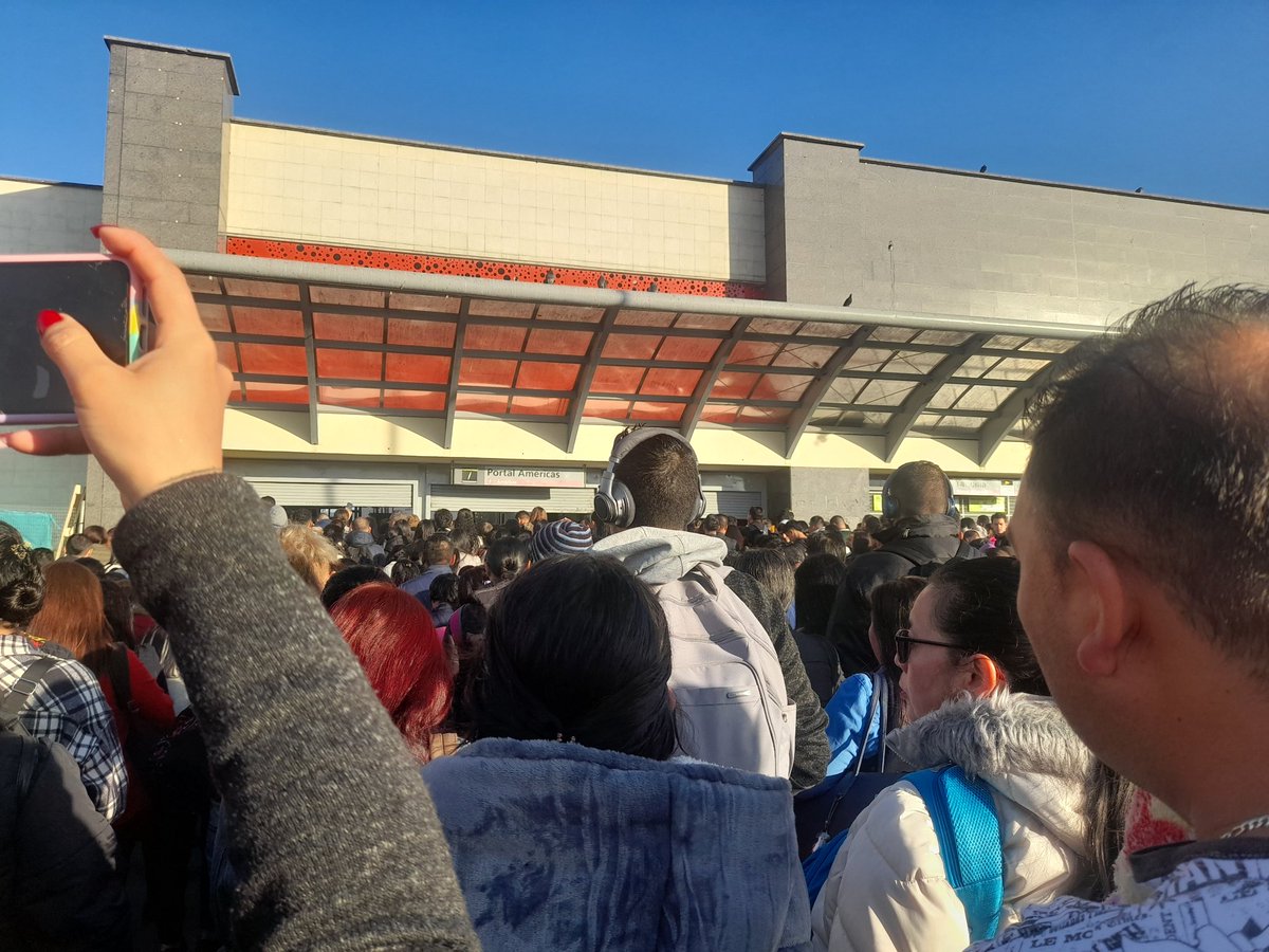 AngelaV86898785's tweet photo. @TransMilenio #portalamericas Cada día somos más un "ganado" para trasmilenio. Hoy inaguramos en el portal Americas sus torniquetes anticolados colapsando https://t.co/yYbGZBVtQC