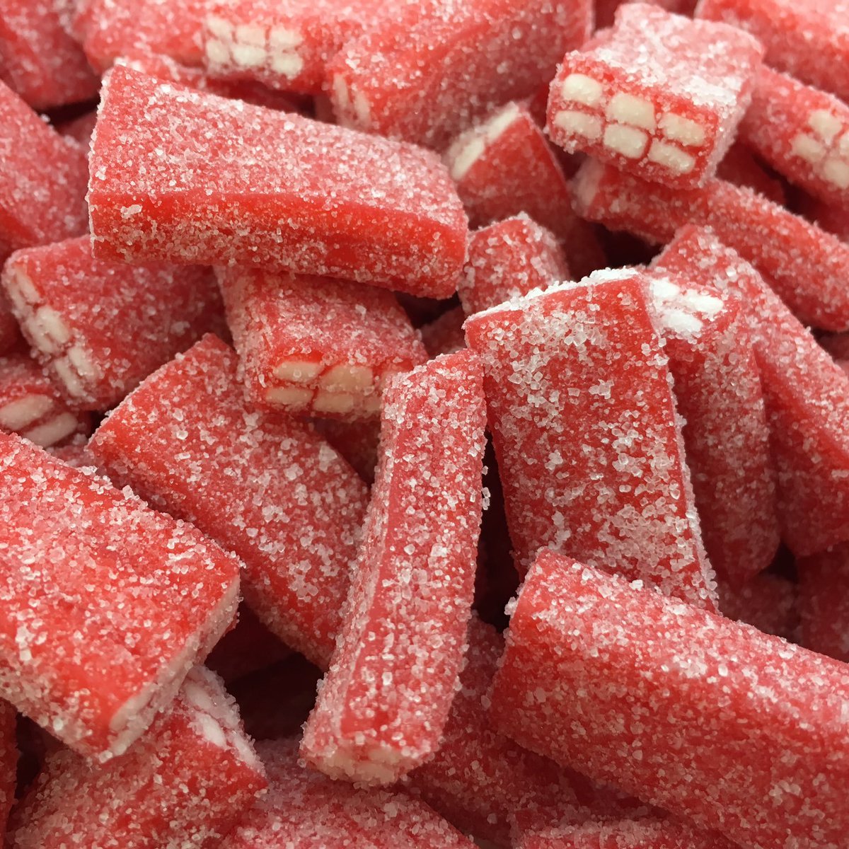 Fini_golosinas's tweet photo. Habéis hablado #FINILOVERS ¿Ladrillitos o Party Mix?  

❤️ si quieres 1 KG de Party mix
🔂 si quieres 1 KG de Ladrillitos

El más votado, lo regalo hoy a las 18h entre todas las interacciones, os leo 👀 https://t.co/hdtUC6ZXoQ