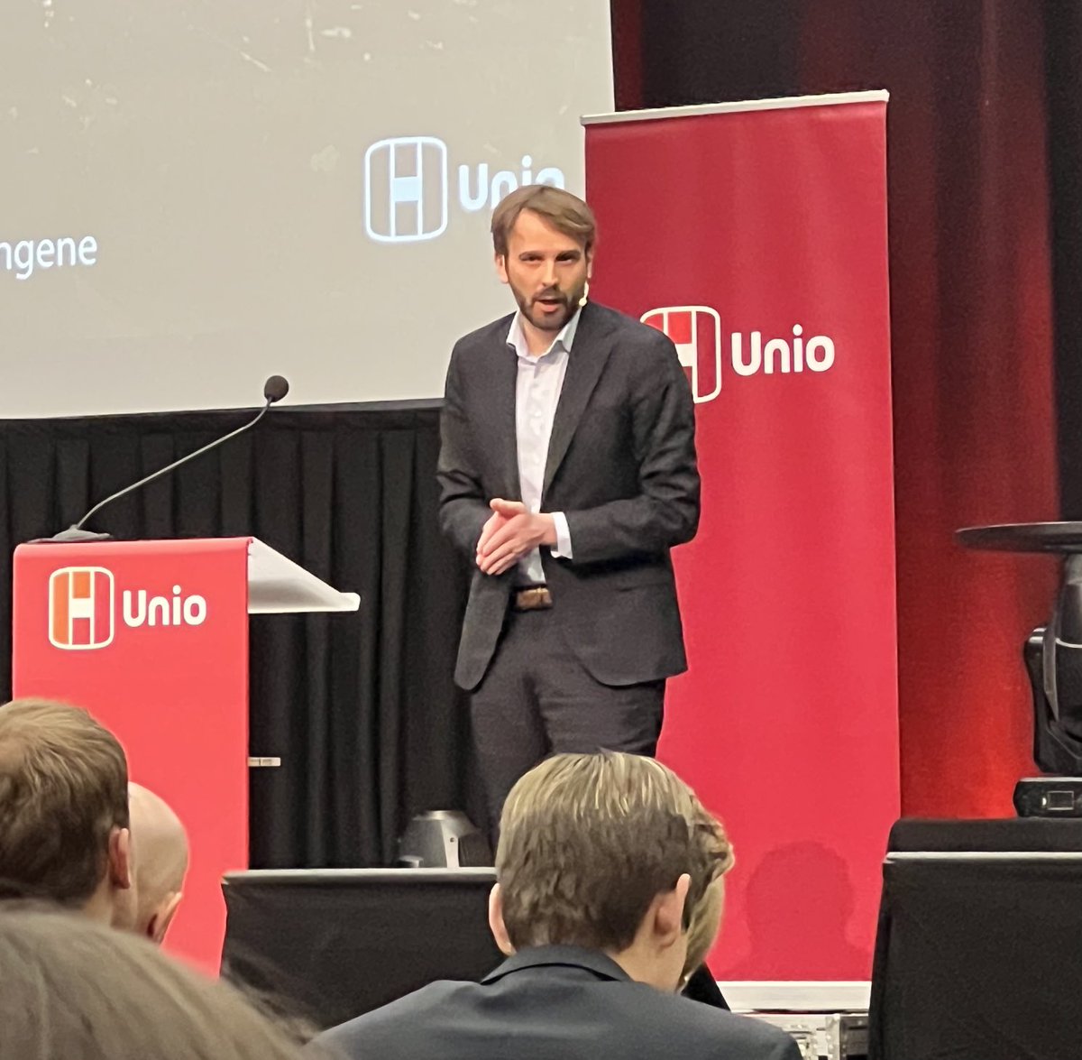 Med færre personell per pasient er det essensielt at sykepleierstudenter utdannes med kompetansen til å møte morgendagens helsevesen. Å korte ned utdanningen for enkelte yrkesgrupper er en fallitterklæring. Slik vil vi ikke imøtekomme behovene for helsehjelp <a href="/jcvestre/">Jan Christian Vestre</a> <a href="/UnioNorge/">Unio</a>