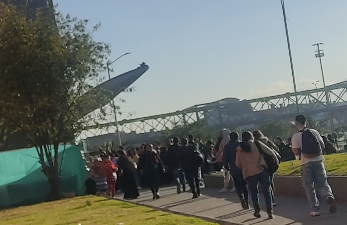 Nattaly_Delgado's tweet photo. @TransMilenio @transmisitp Para esto sirven los nuevos torniquetes, para colapsar la entrada y salida de los portales y de las estaciones, tanta era la fila en el portal de las americas que algunos tuvimos que ingresar por el parqueadero de las ciclas y aún así las filas estaban adentro y afuera. 😡😡😡 https://t.co/kAtasuOcVD
