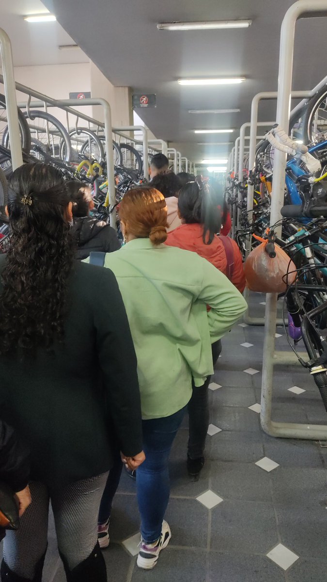 Nattaly_Delgado's tweet photo. @TransMilenio @transmisitp Para esto sirven los nuevos torniquetes, para colapsar la entrada y salida de los portales y de las estaciones, tanta era la fila en el portal de las americas que algunos tuvimos que ingresar por el parqueadero de las ciclas y aún así las filas estaban adentro y afuera. 😡😡😡 https://t.co/kAtasuOcVD