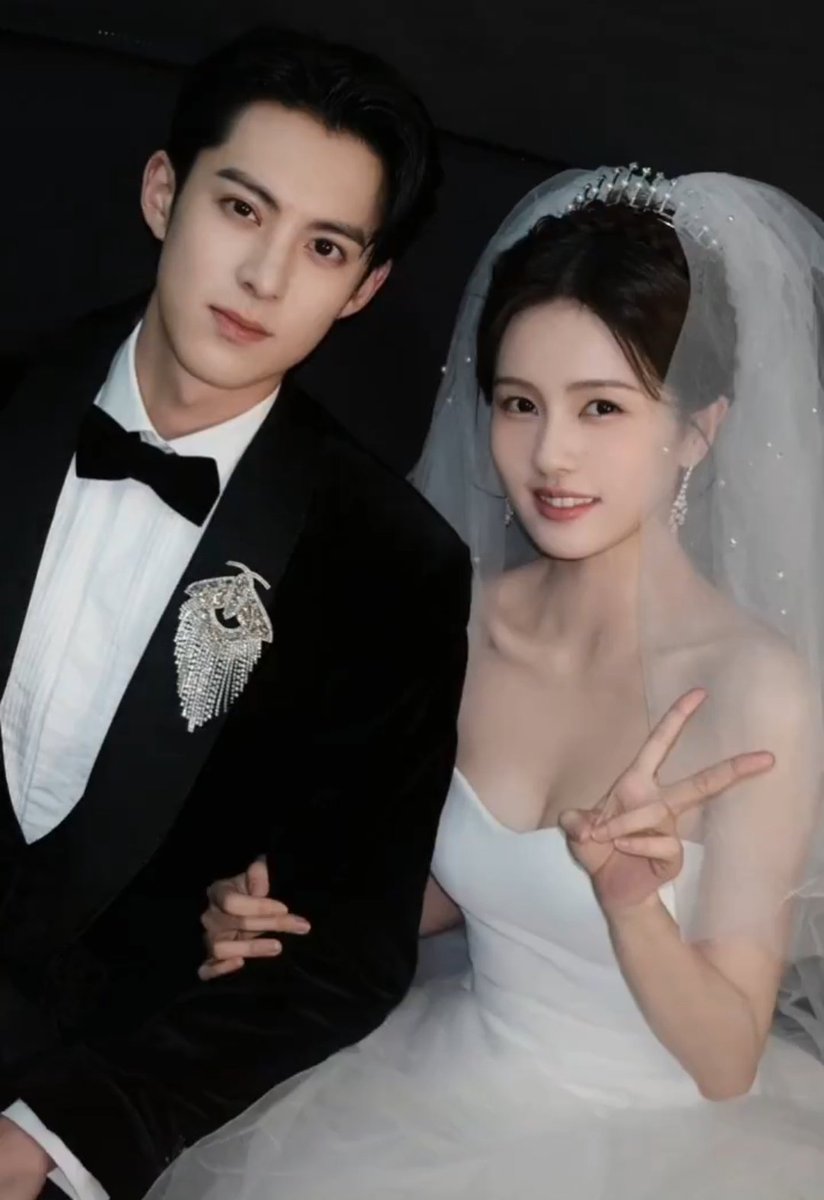 jhkim0405_fan's tweet photo. Can't get enough how visually pleasing these two combined!! It's definitely worth a space in my timeline. Issuance of these beautiful wedding pictures might be a little too late, but def worth the wait ✨ Adding to my list of faves #DylanWang #BaiLu #OneforLove 🤍 #WangHedi https://t.co/yqMF6M5bK9