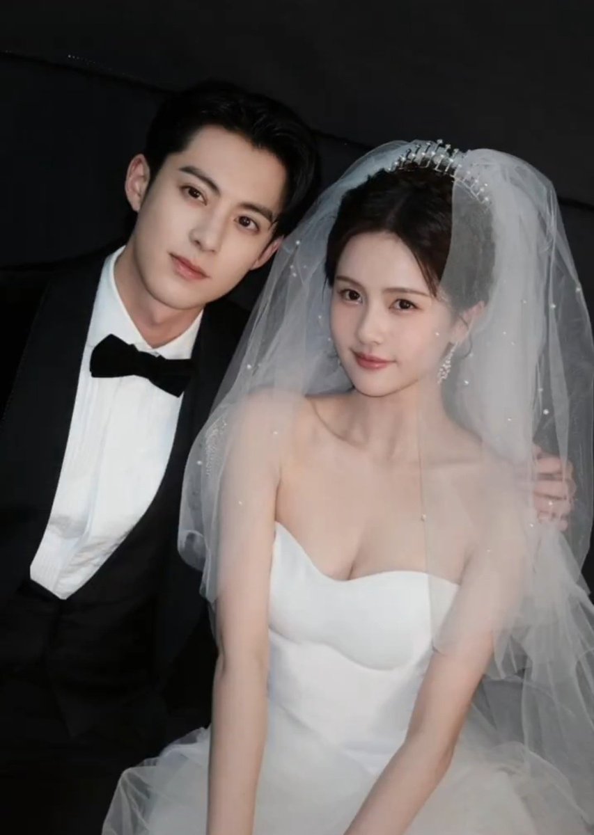 jhkim0405_fan's tweet photo. Can't get enough how visually pleasing these two combined!! It's definitely worth a space in my timeline. Issuance of these beautiful wedding pictures might be a little too late, but def worth the wait ✨ Adding to my list of faves #DylanWang #BaiLu #OneforLove 🤍 #WangHedi https://t.co/yqMF6M5bK9