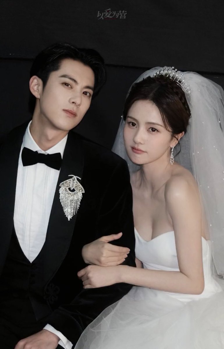 jhkim0405_fan's tweet photo. Can't get enough how visually pleasing these two combined!! It's definitely worth a space in my timeline. Issuance of these beautiful wedding pictures might be a little too late, but def worth the wait ✨ Adding to my list of faves #DylanWang #BaiLu #OneforLove 🤍 #WangHedi https://t.co/yqMF6M5bK9