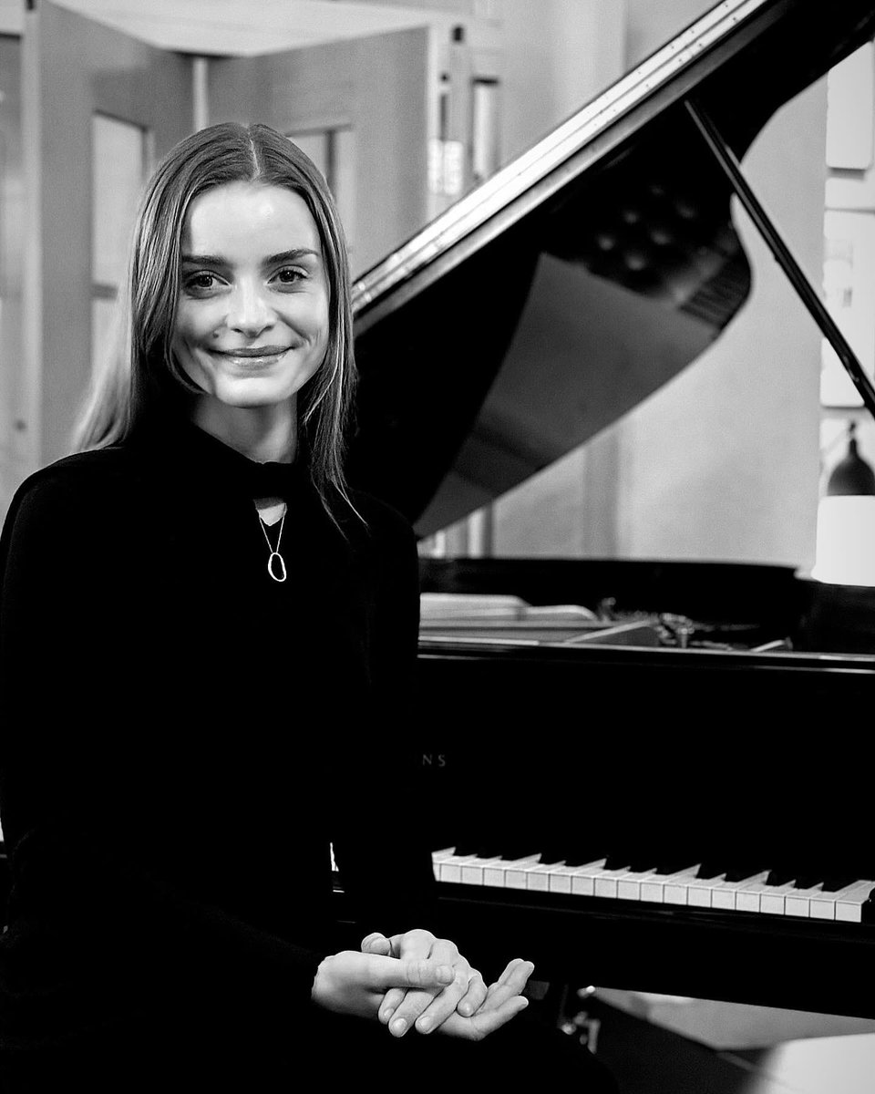 This past weekend was very heartwarming❤️
I had the honor to perform my last performance of the year at the @nobelprizemuseum and it meant the world to me. T’was a festive weekend filled with beautiful conversations and special moments✨