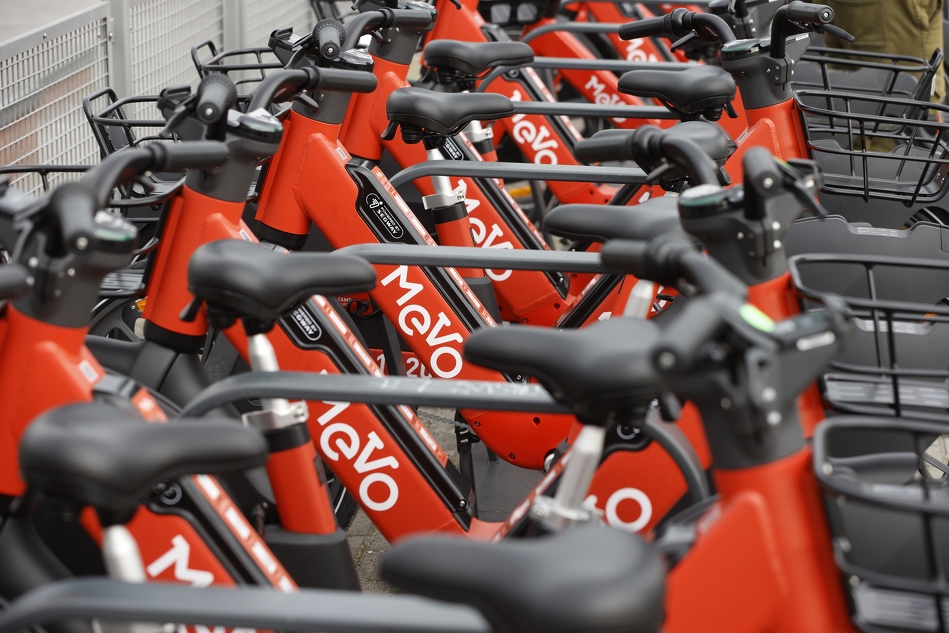 gdansk's tweet image. Zgodnie z sugestiami mieszkańców, w #Gdansk pojawią się kolejne stacje rowerów #MEVO 🚴🏻‍♂️ Dzięki temu w każdej z 35 dzielnic, znajdziecie przynajmniej jeden tego rodzaju punkt 🅿️🚏 Szczegóły 🔍 bit.ly/3R5SUts 
📸 @portalgdanskpl